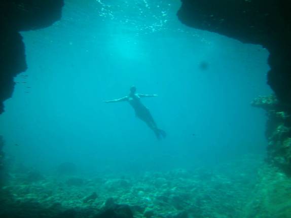 Uma sereia na saída de caverna submarina durante snorkel na praia de Chastanet, em Soufriere, sul de Santa Lúcia
